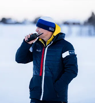 Ein Teammitglied des ESC European Speed Club koordiniert das Icedriving-Event in Schweden per Funkgerät.

