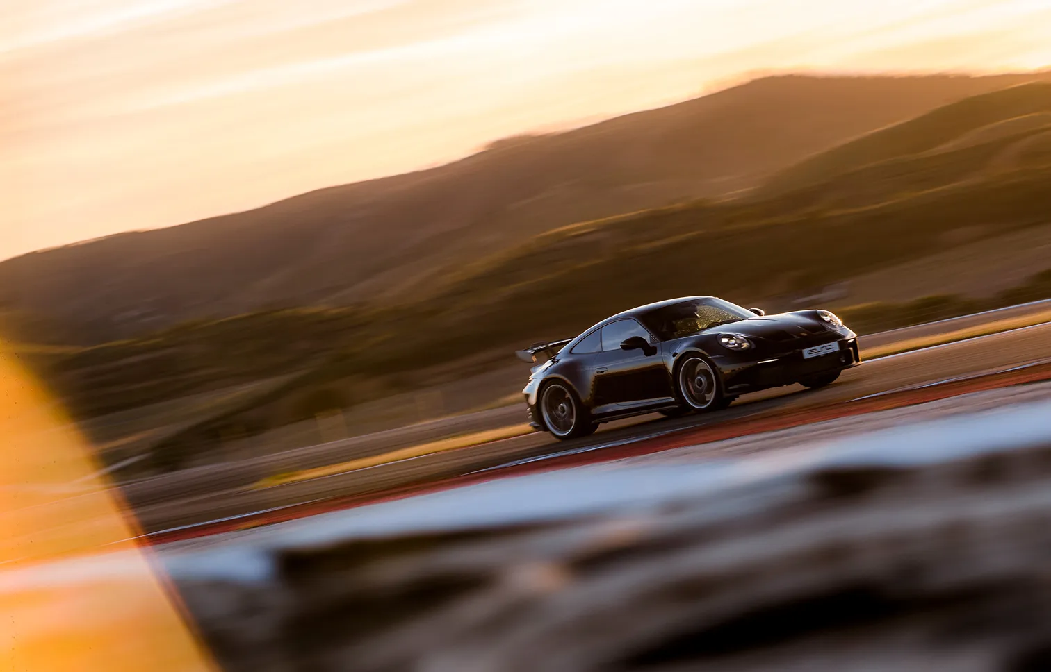 ESC European Speed Club: Alpine A480 Rennwagen in voller Fahrt auf der Rennstrecke von Portimão.