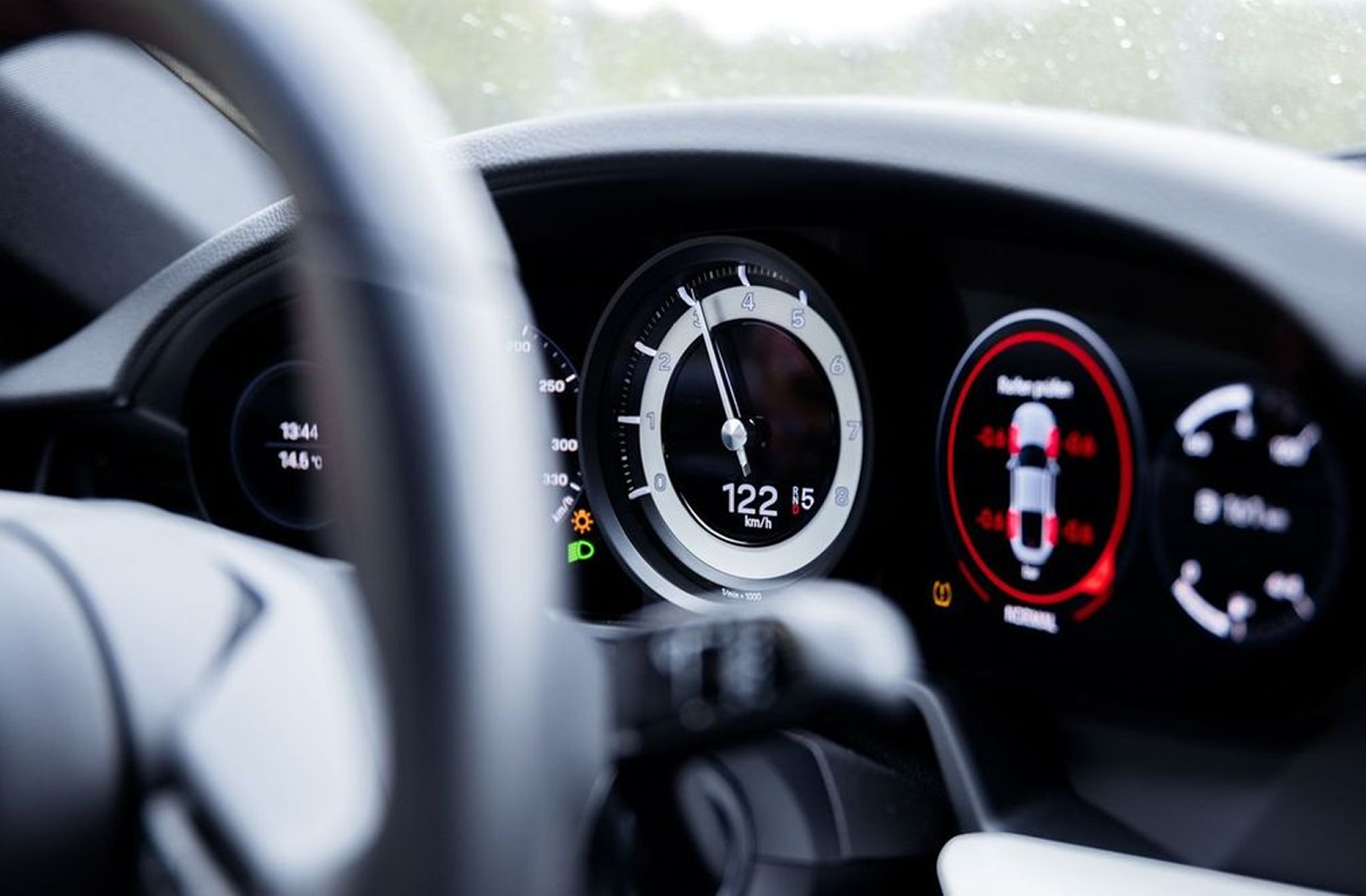 Blick aus der Fahrerperspektive auf den Porsche-Tacho, der 122 km/h bei einem Event des ESC European Speed Club anzeigt.

