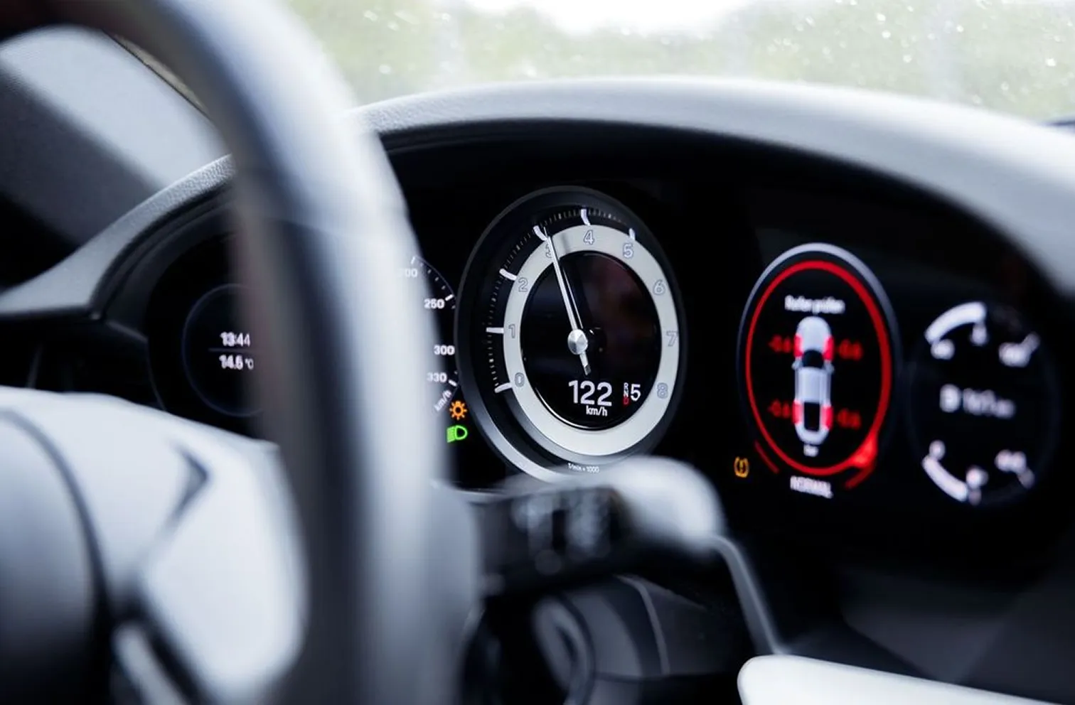 Blick aus der Fahrerperspektive auf den Porsche-Tacho, der 122 km/h bei einem Event des ESC European Speed Club anzeigt.

