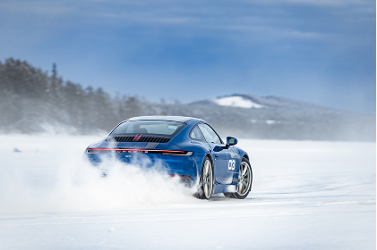ESC European Speed Club: Blauer Porsche 911 driftet beim Icedriving-Event in Schweden über einen zugefrorenen See.