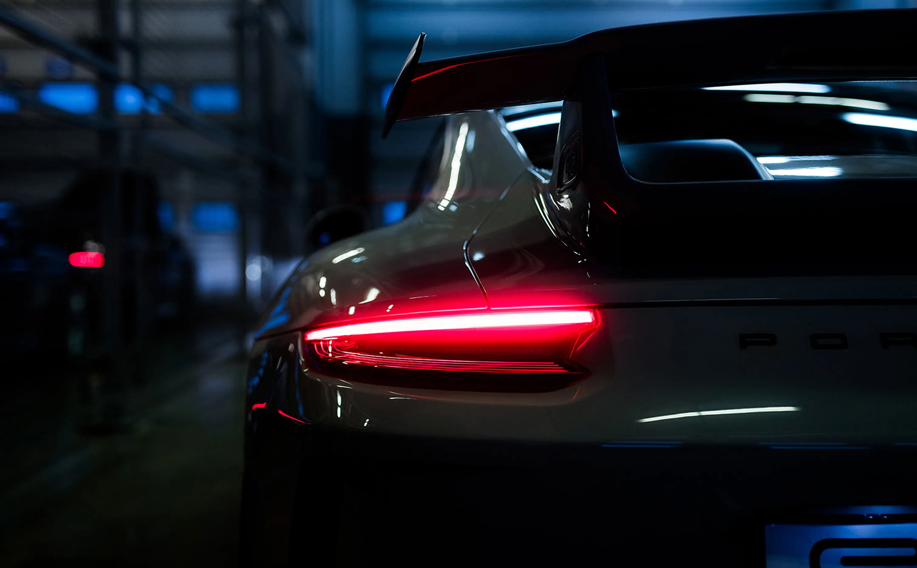 Stimmungsvolle Detailaufnahme eines Porsche 911 vom ESC European Speed Club in der Boxengasse am Nürburgring.

