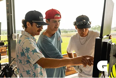 Three guy setup the golf tech