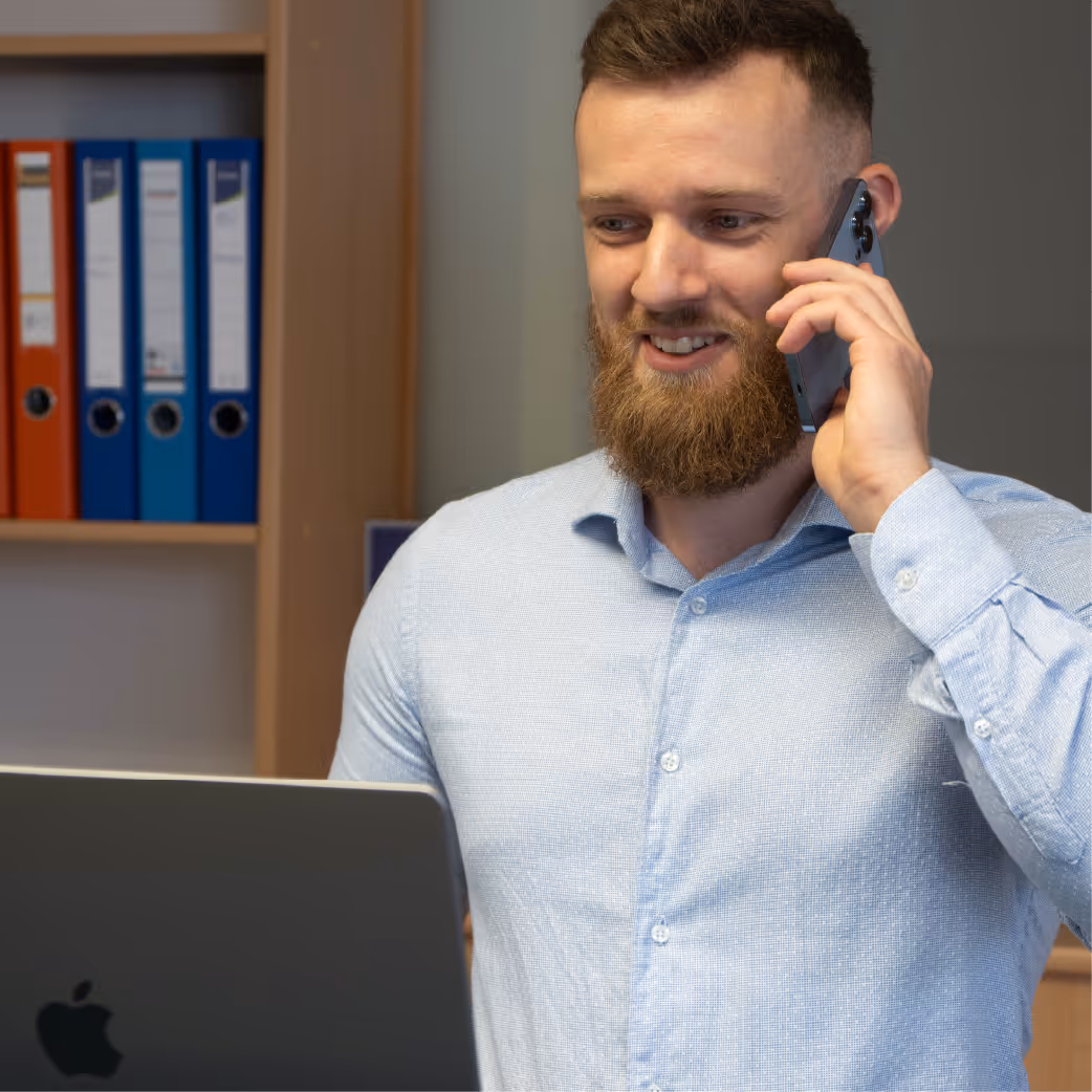 GF Nico in einem Kunden-Telefonat
