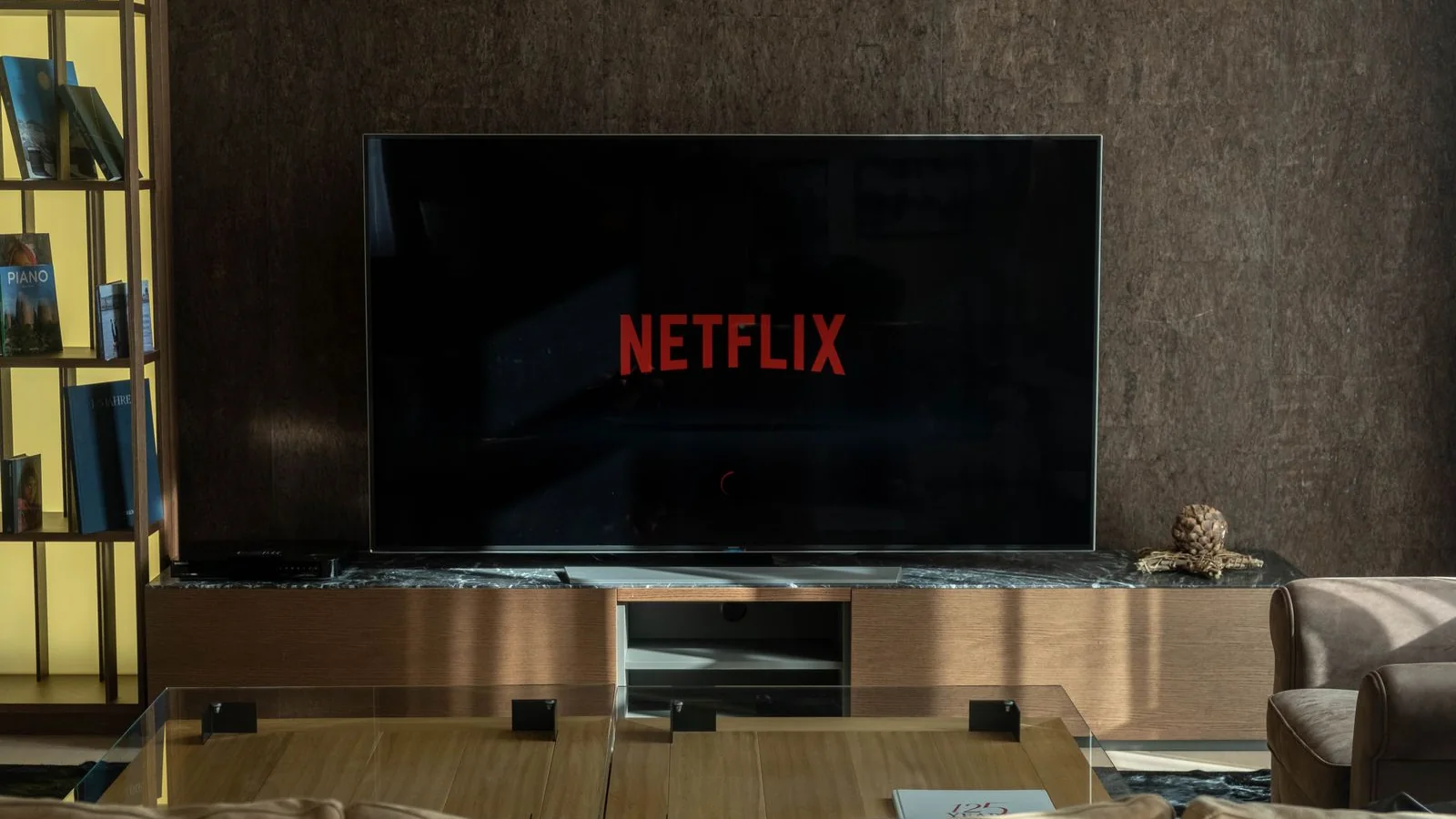 Streaming-Dienst lädt auf einem Wohnzimmer-Fernseher