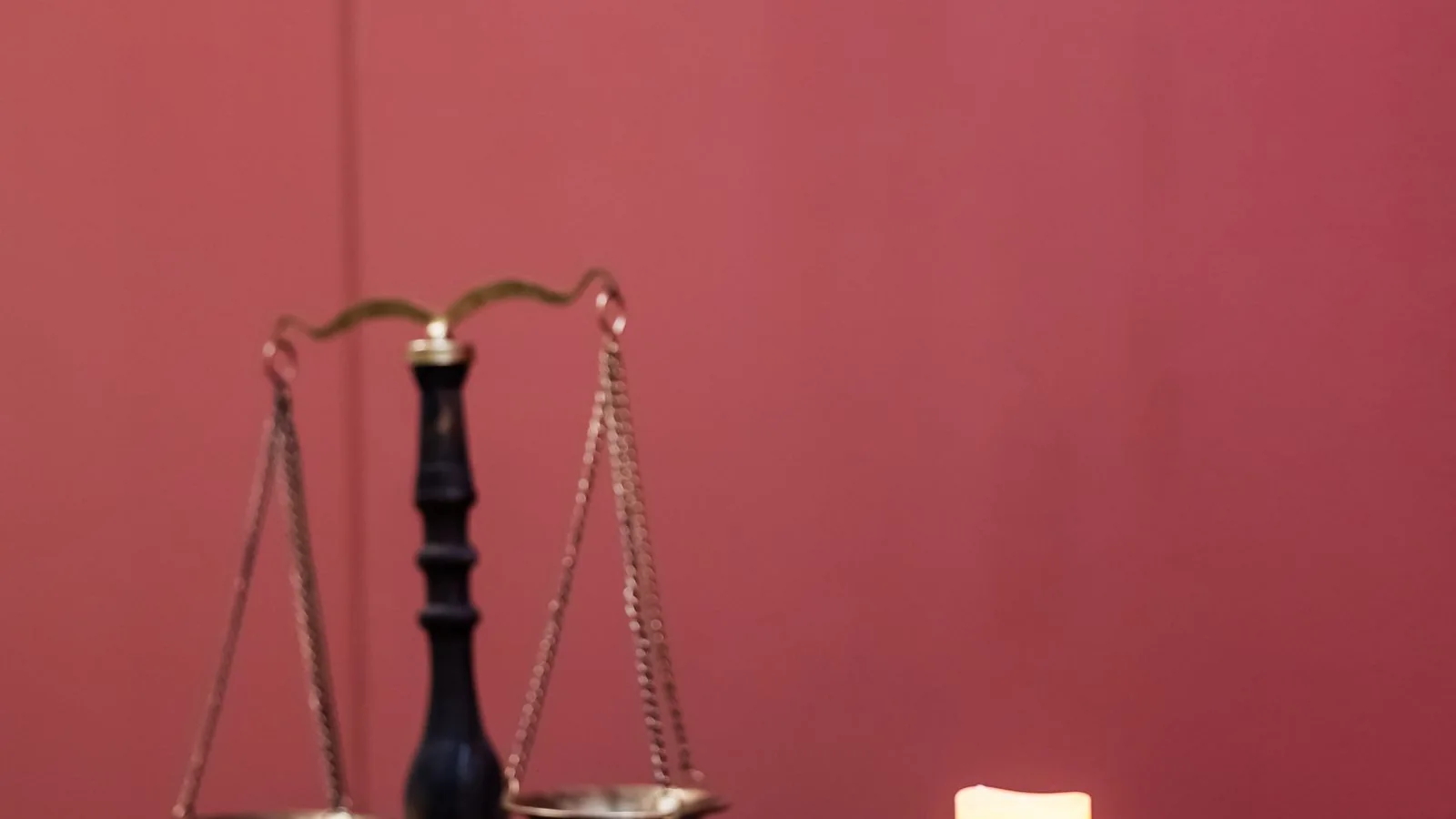 Waage der Justiz und Richterhammer auf einem Tisch