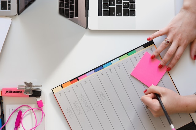 Writing social media goals on a post-it
