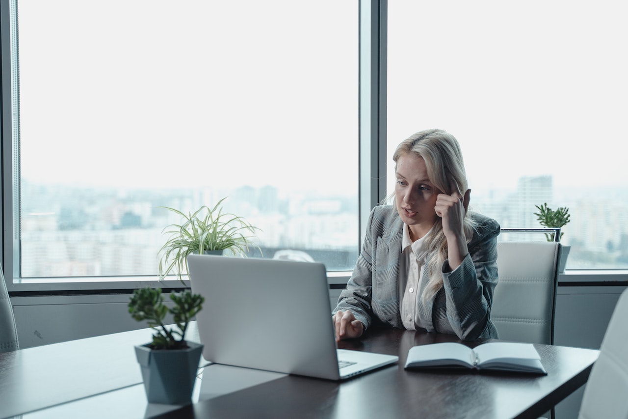 A woman explains something to her virtual assistant during a video call