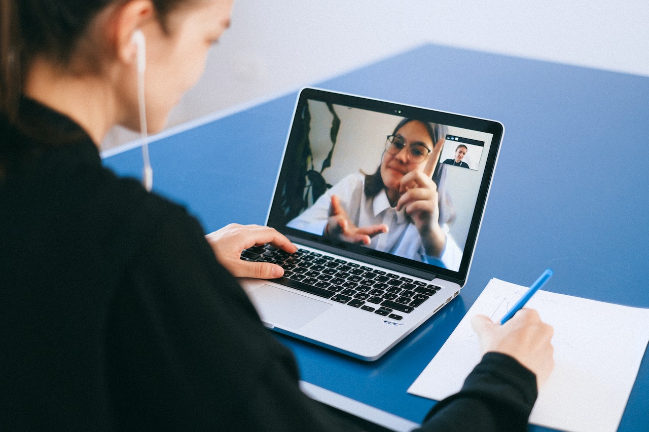 Two people on a 1:1 meeting over Zoom
