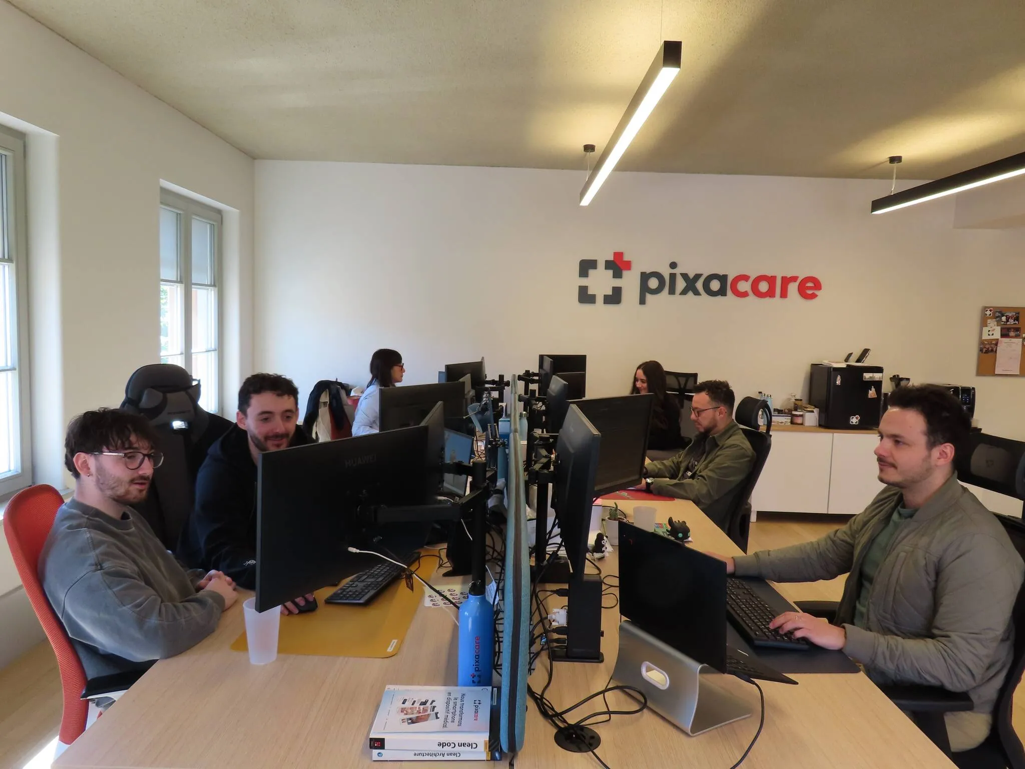 photo des locaux de Pixacare où on peut voir l'équipe travailler