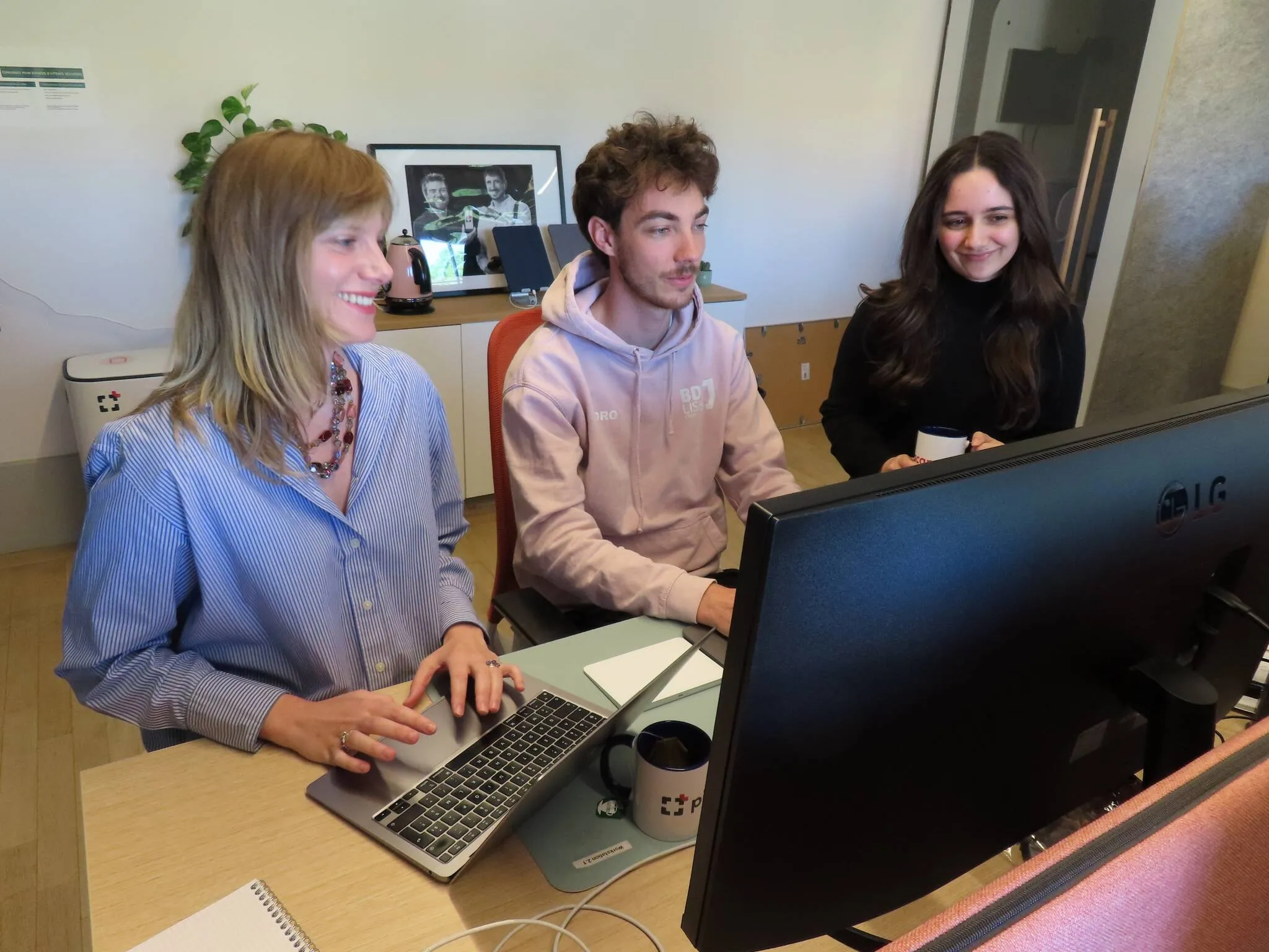 photo de trois membres de l'équipe de Pixacare en train de travailler