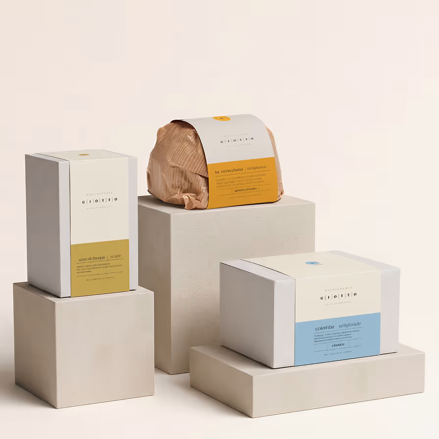 Confezioni eleganti di prodotti da forno artigianali su supporti beige minimalisti.