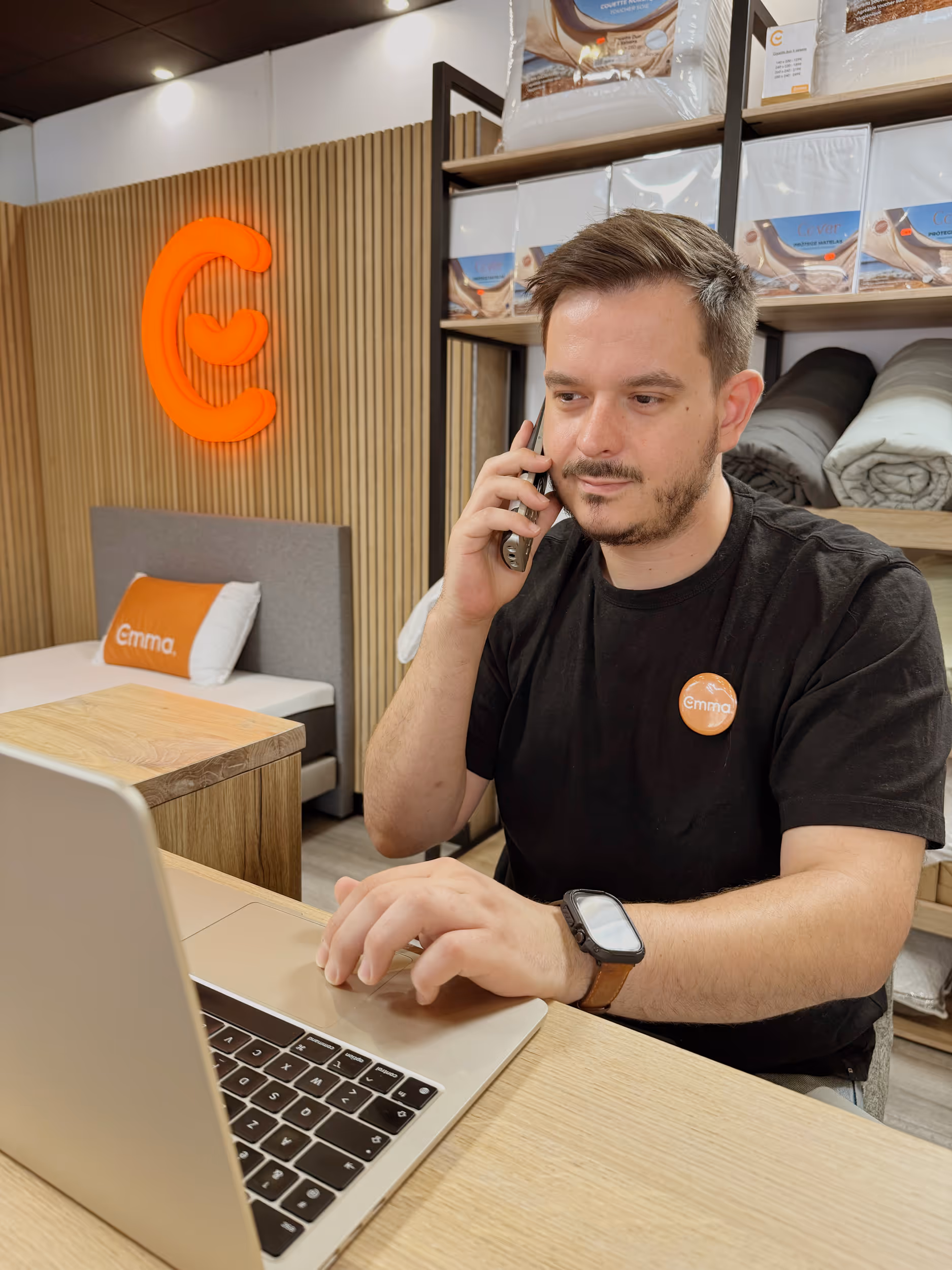 client qui prend rendez-vous chez emma store pour un matelas