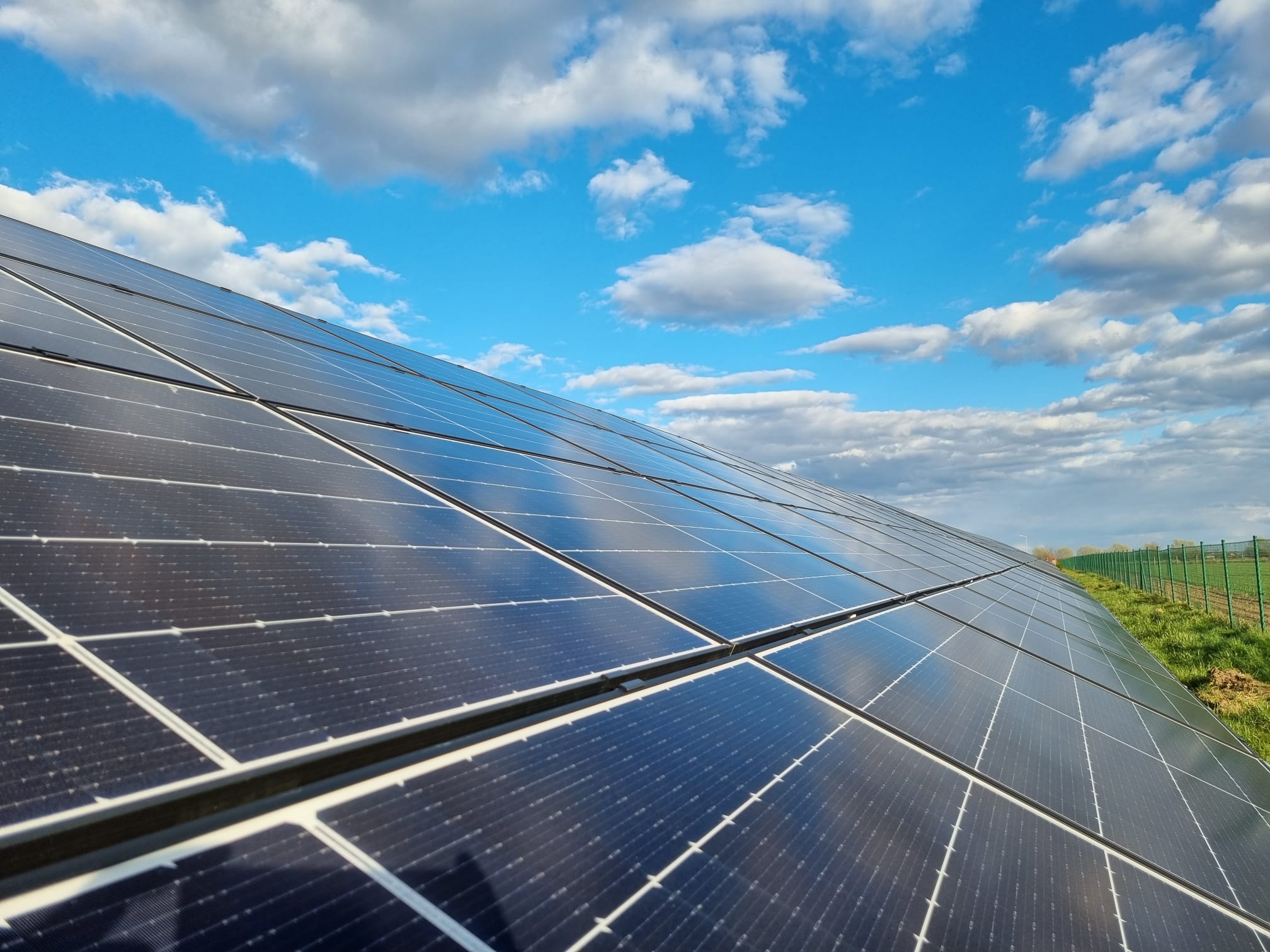 Panele fotowoltaiczne Jinko Solar w instalacji 80 kW.