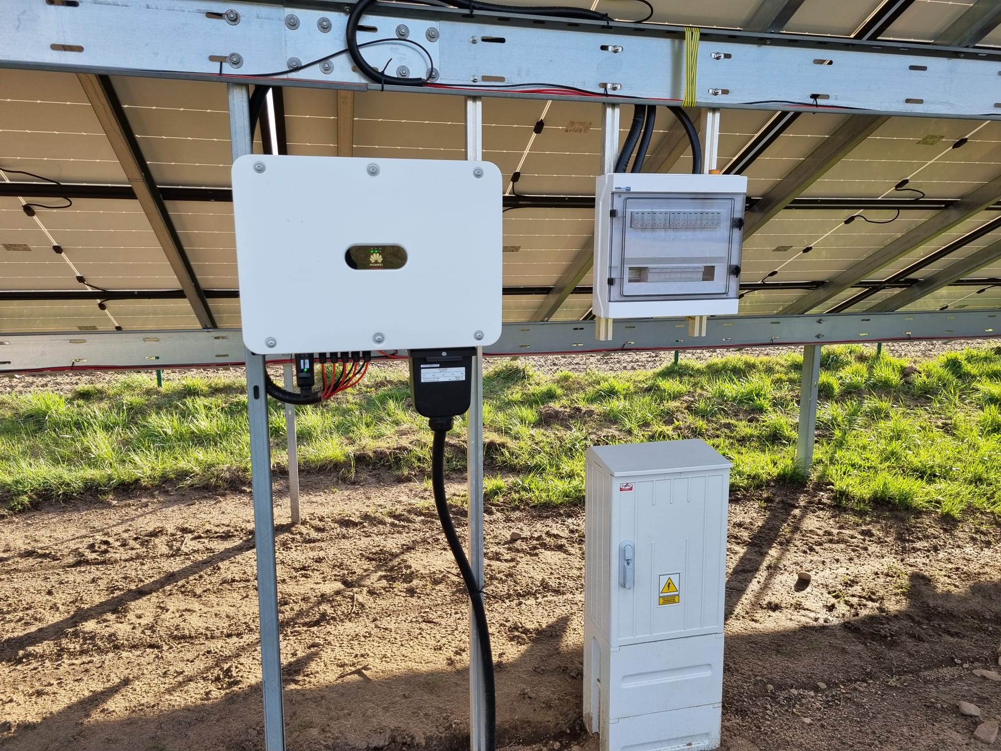 Falowniki Huawei w instalacji fotowoltaicznej 80 kW.