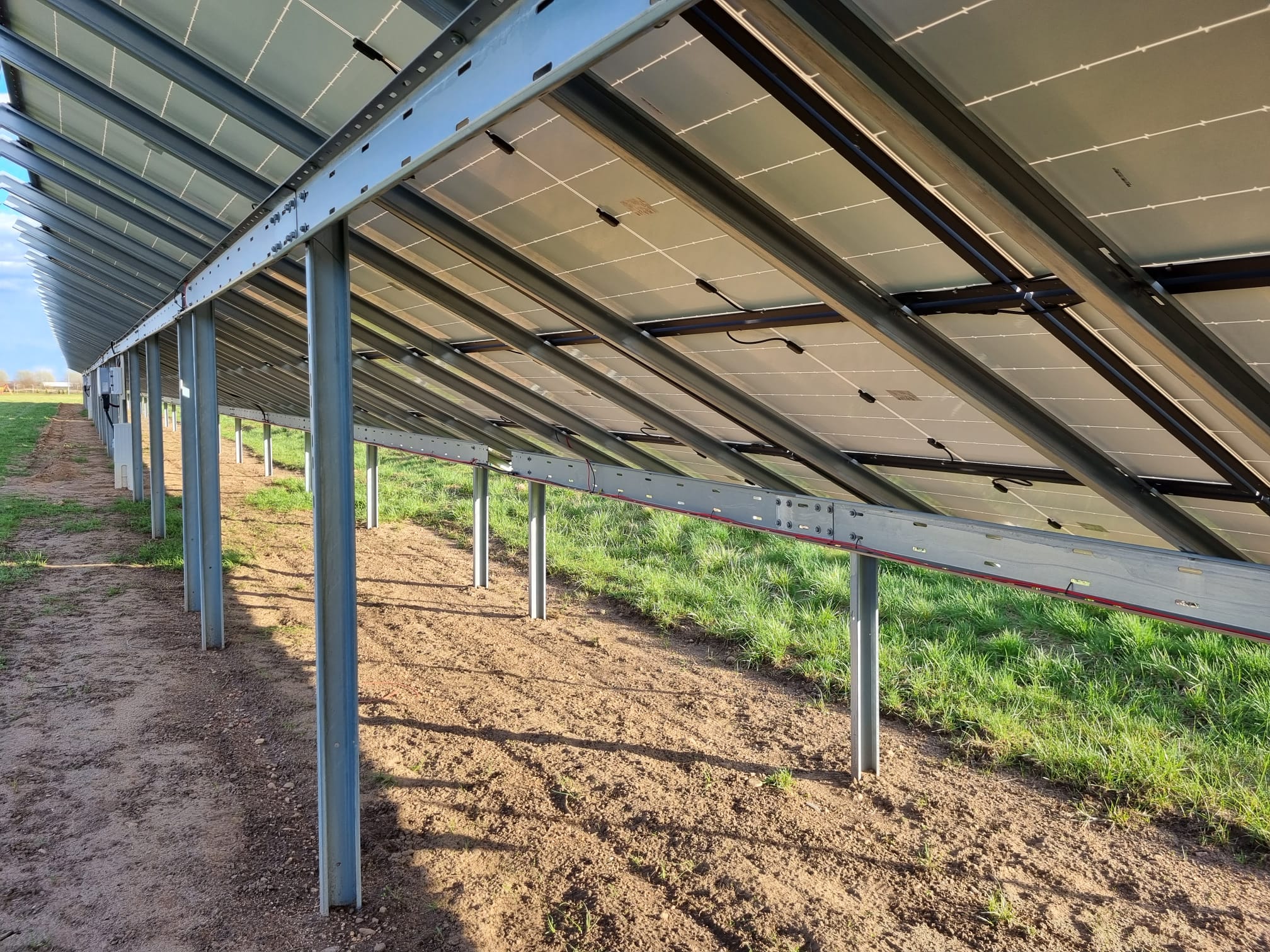 Widok paneli fotowoltaicznych w instalacji 80 kW.