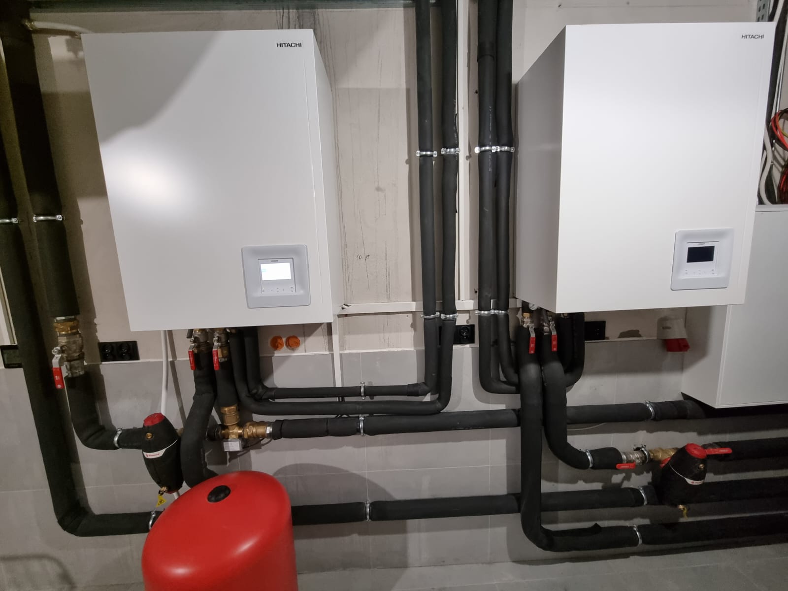 Pompa ciepła Hitachi Yutaki S 24 kW zamontowana w budynku.