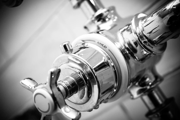 Gros plan d’un robinet chromé pour illustrer mon article de fond sur la revalorisation des métiers manuels, avec une interview d’Orianne, coiffeuse et cheffe d’entreprise.