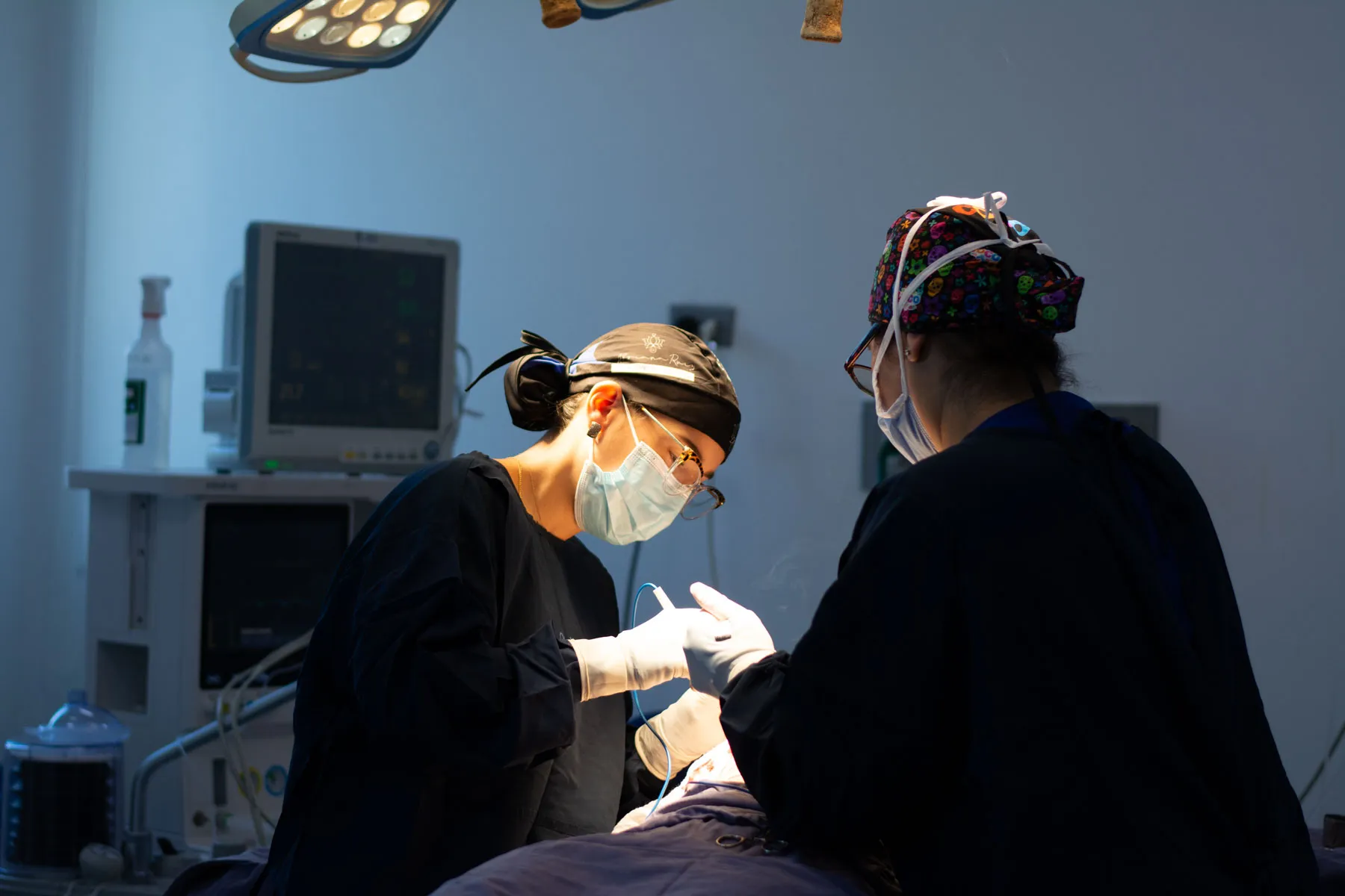 Adriana Ruiz cirujana plástica en Bogotá realizando cirugía