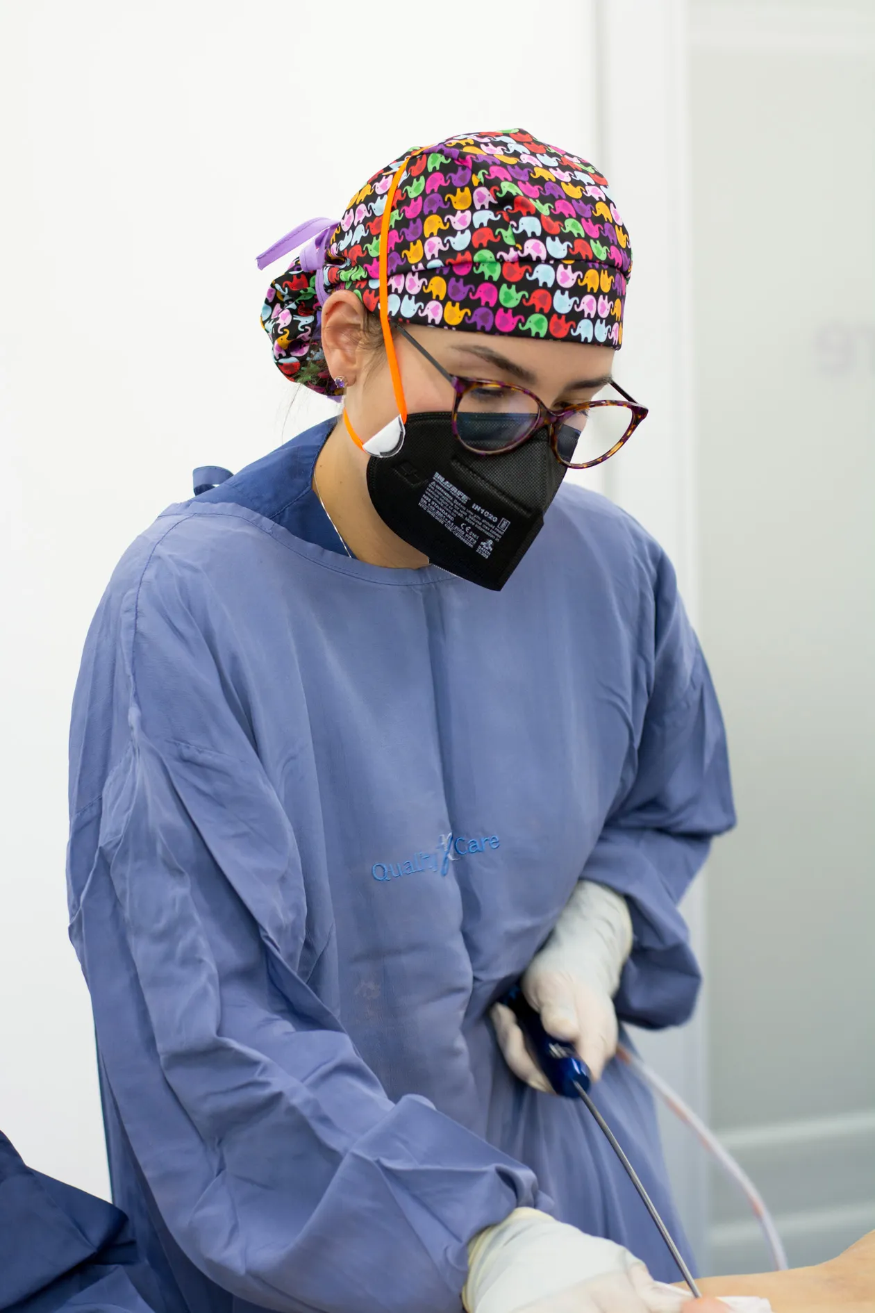 Adriana Ruiz cirujana plástica en Bogotá realizando liposuccion