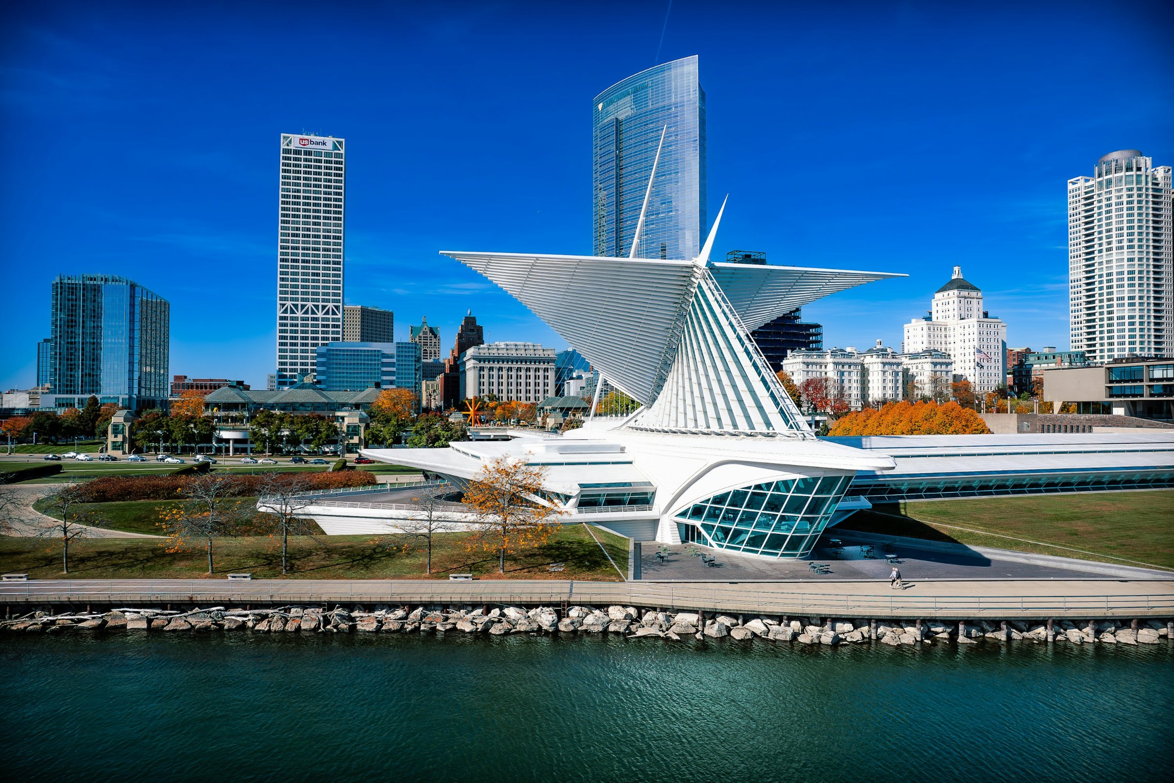 Milwaukee Art Museum and downtown Milwaukee, Wisconsin skyline on the lakefront