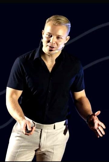 Valmentaja Victor sparraamassa yrittäjää MDM VIP ohjelman työpajassa