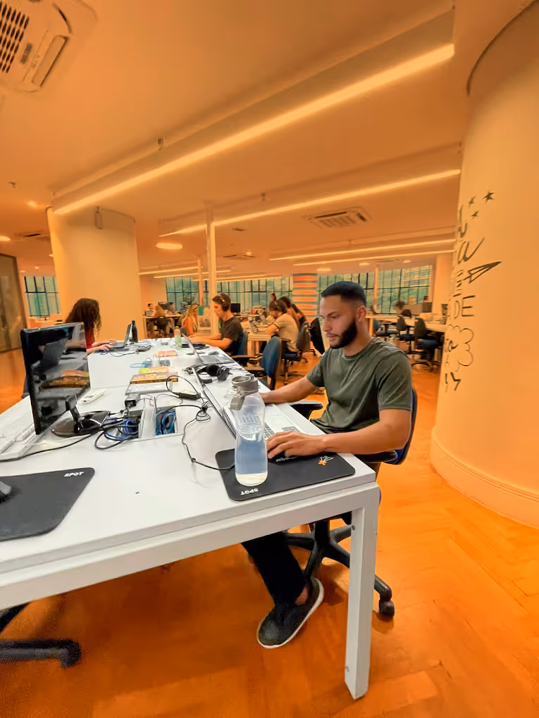 Escritório da SPOT marketing com gestor de tráfego pago trabalhando. 