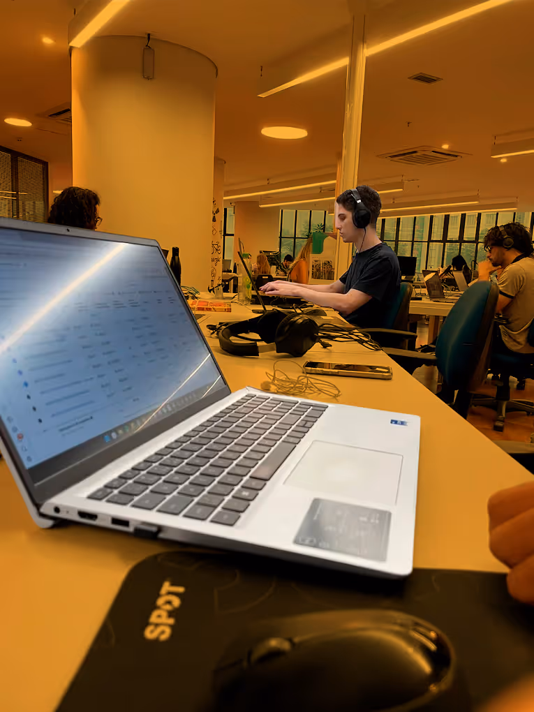 Computador no gerenciador de anúncios no escritório da SPOT marketing.