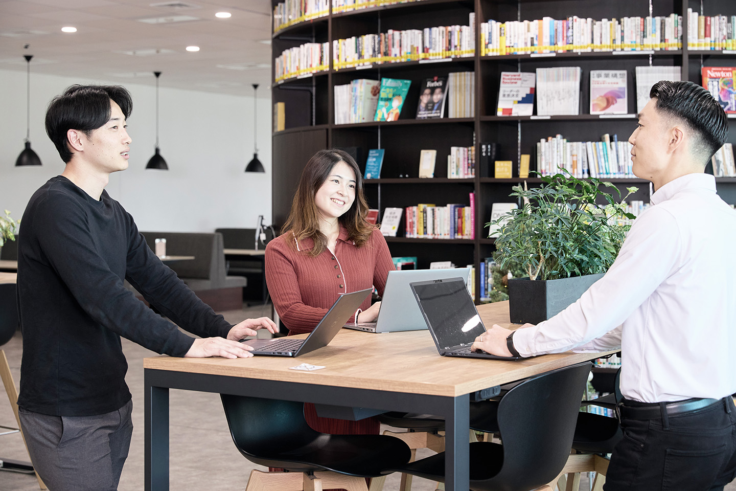 ワークしながら会話をしている画像