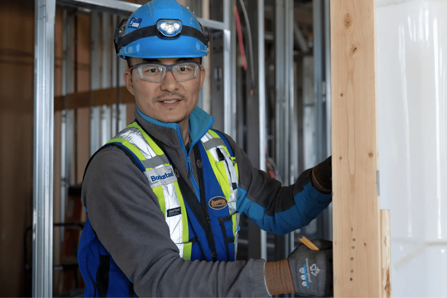 Bockstael Construction worker wearing blue hard hat and safety glasses on jobsite