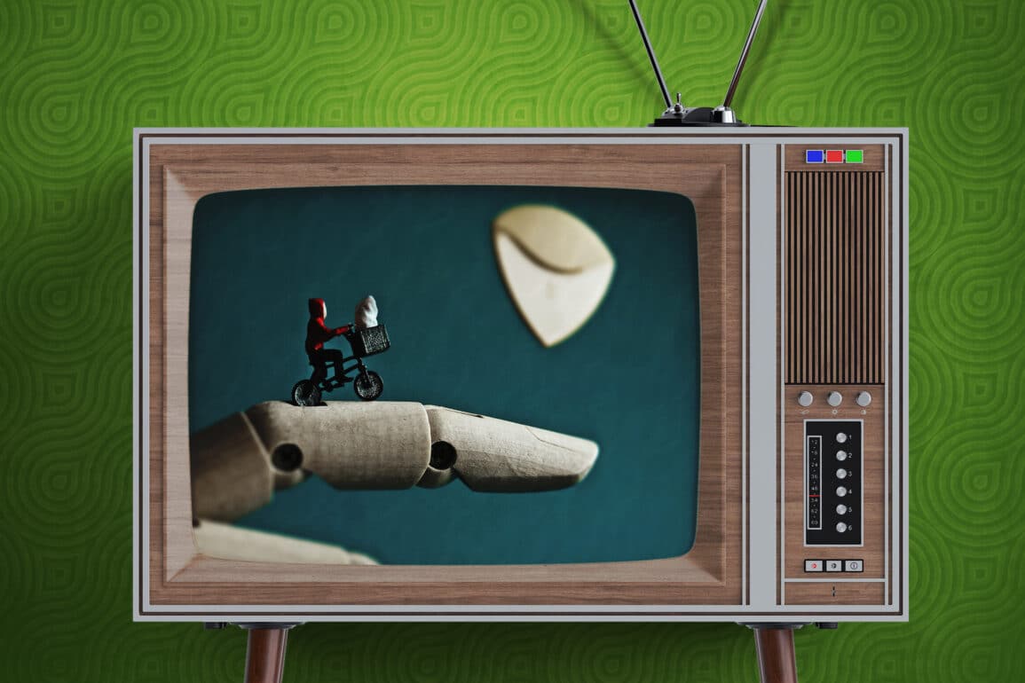 An old tv, ET reference, psychadelic green background, makes you feel something, doesn't it?