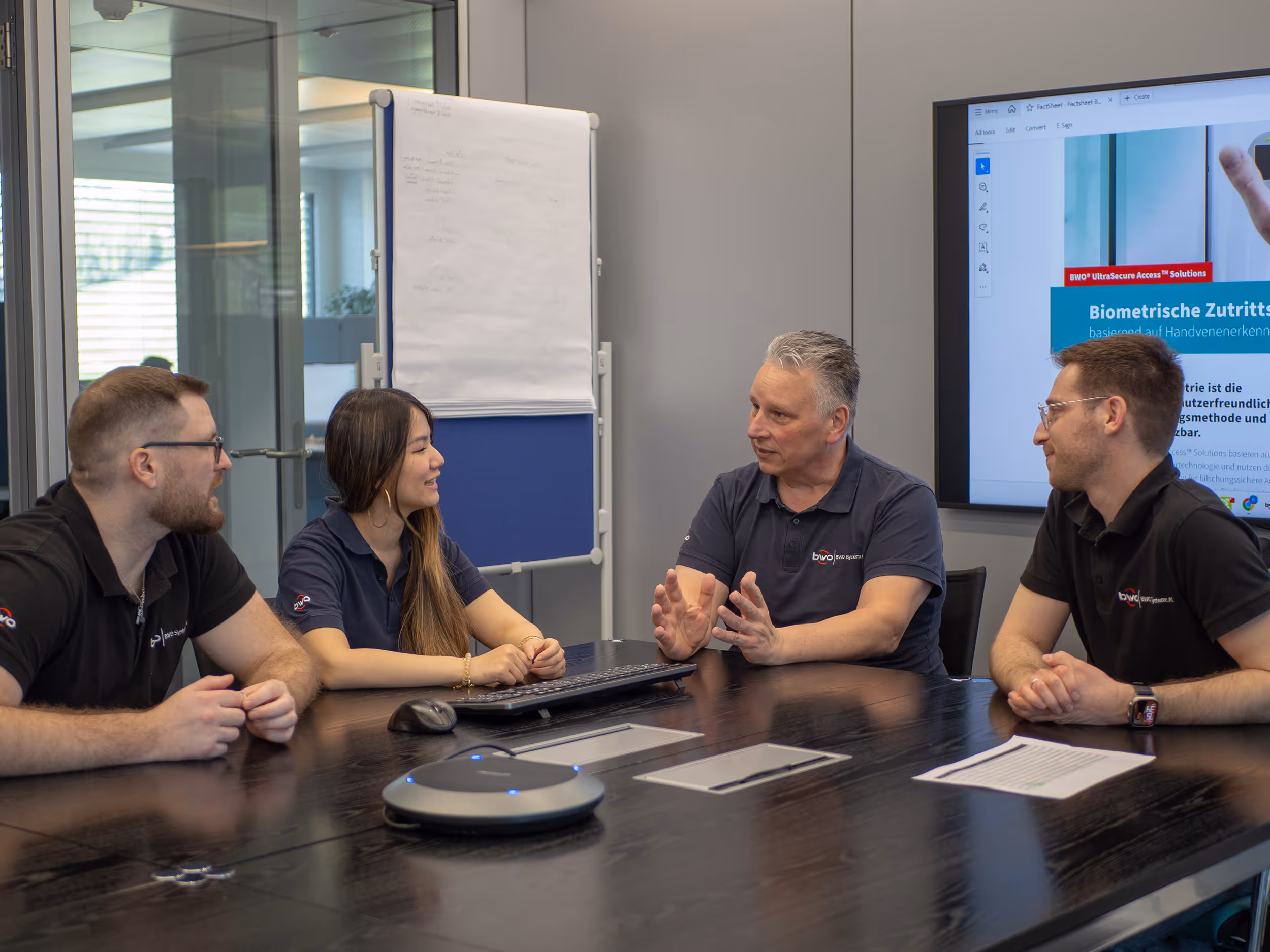 Vier Mitarbeiter in einer Besprechung