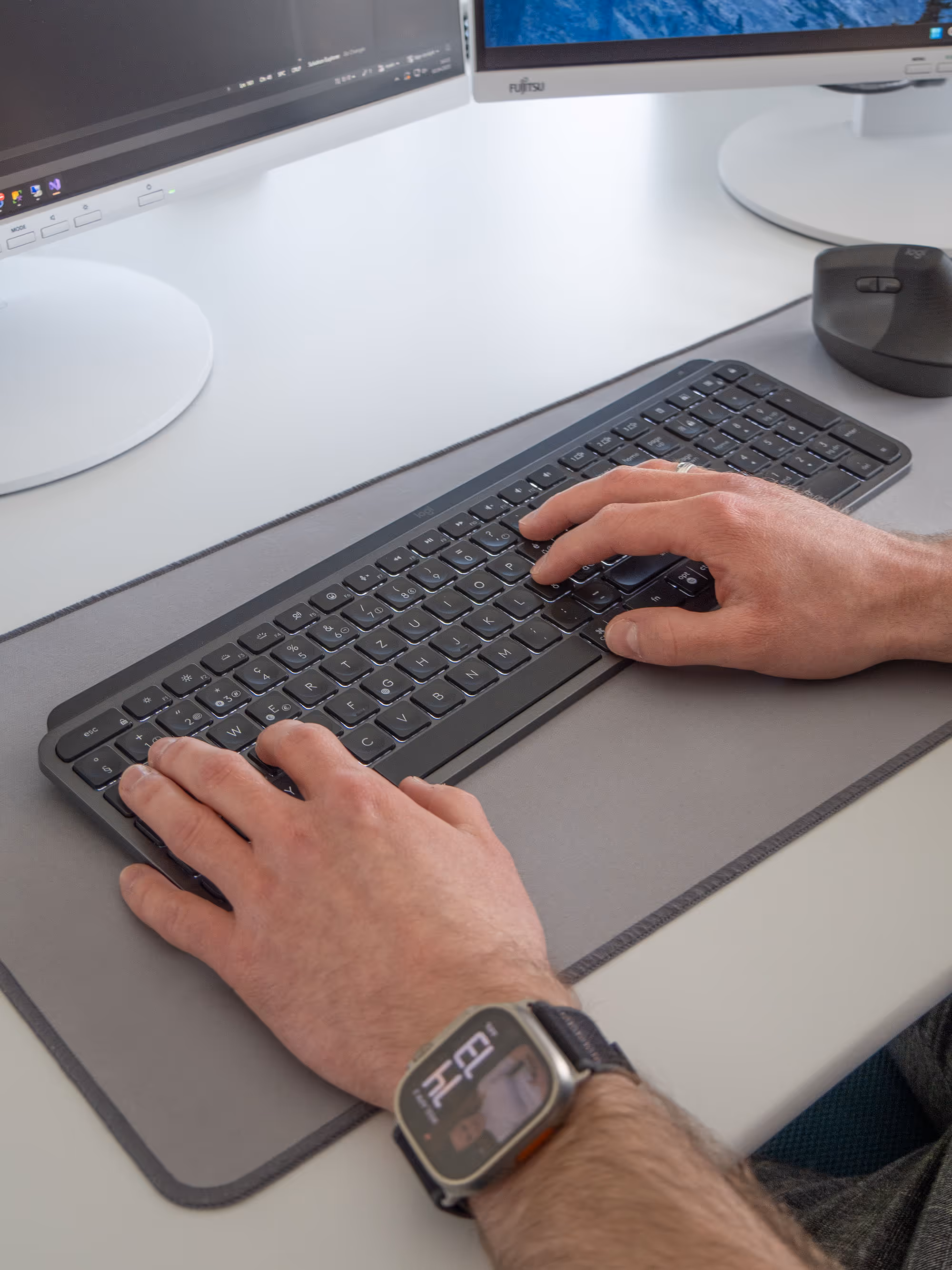 Mitarbeiter schreibt auf der Tastatur