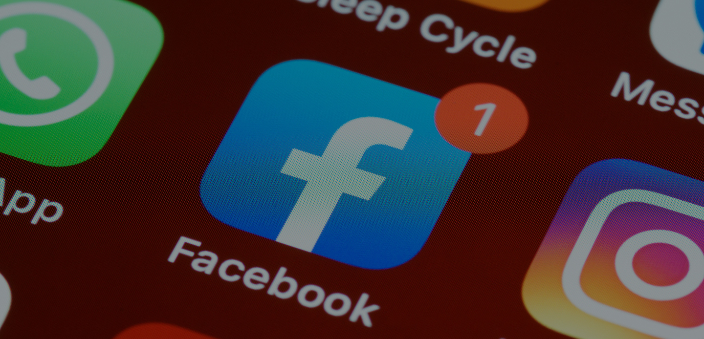 Icône de l'application Facebook avec notification de message non lu sur l'écran d'un smartphone.