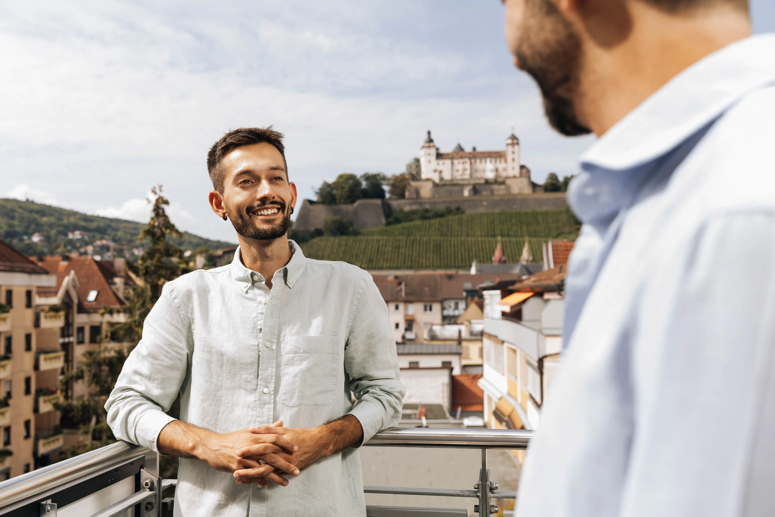 Daniel von inics auf dem Balkon.
