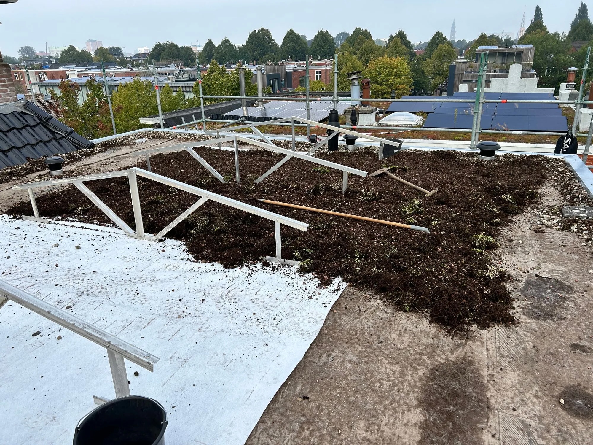 groendak in aanleg door groendaknoord met zonnepanelen op