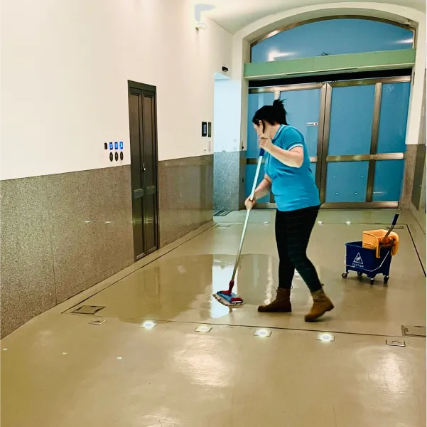 Úklid panelových domu a bytových domů SVJ Modrý Žralok s.r.o.