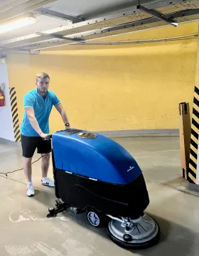 Strojové čištění garáží v Praze na parkovišti Modrý Žralok s.r.o.