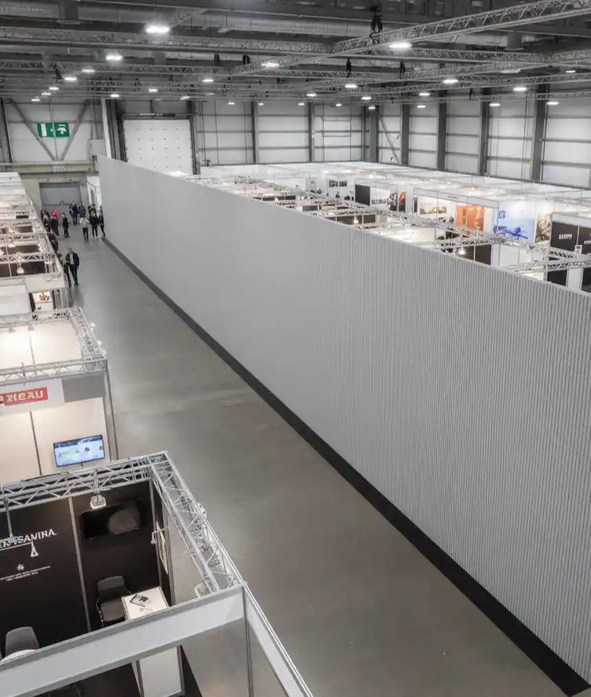 Lange akoestische wand van 300cm hoog voor event