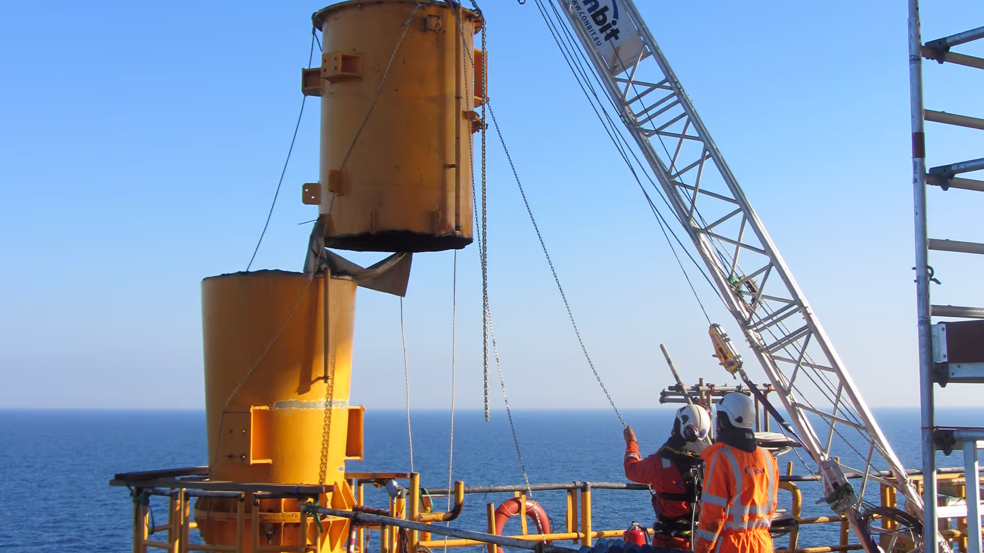 SL500 Modular llifting system to assist with deck crane pedestal replacement