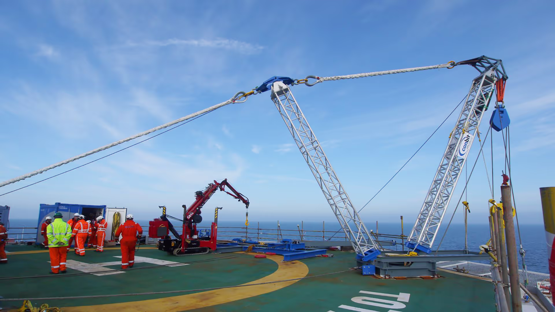 Spider crane for offshore deployment placed on the helideck 