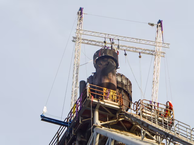 Mechanical lifting solution for flare tip replacement 