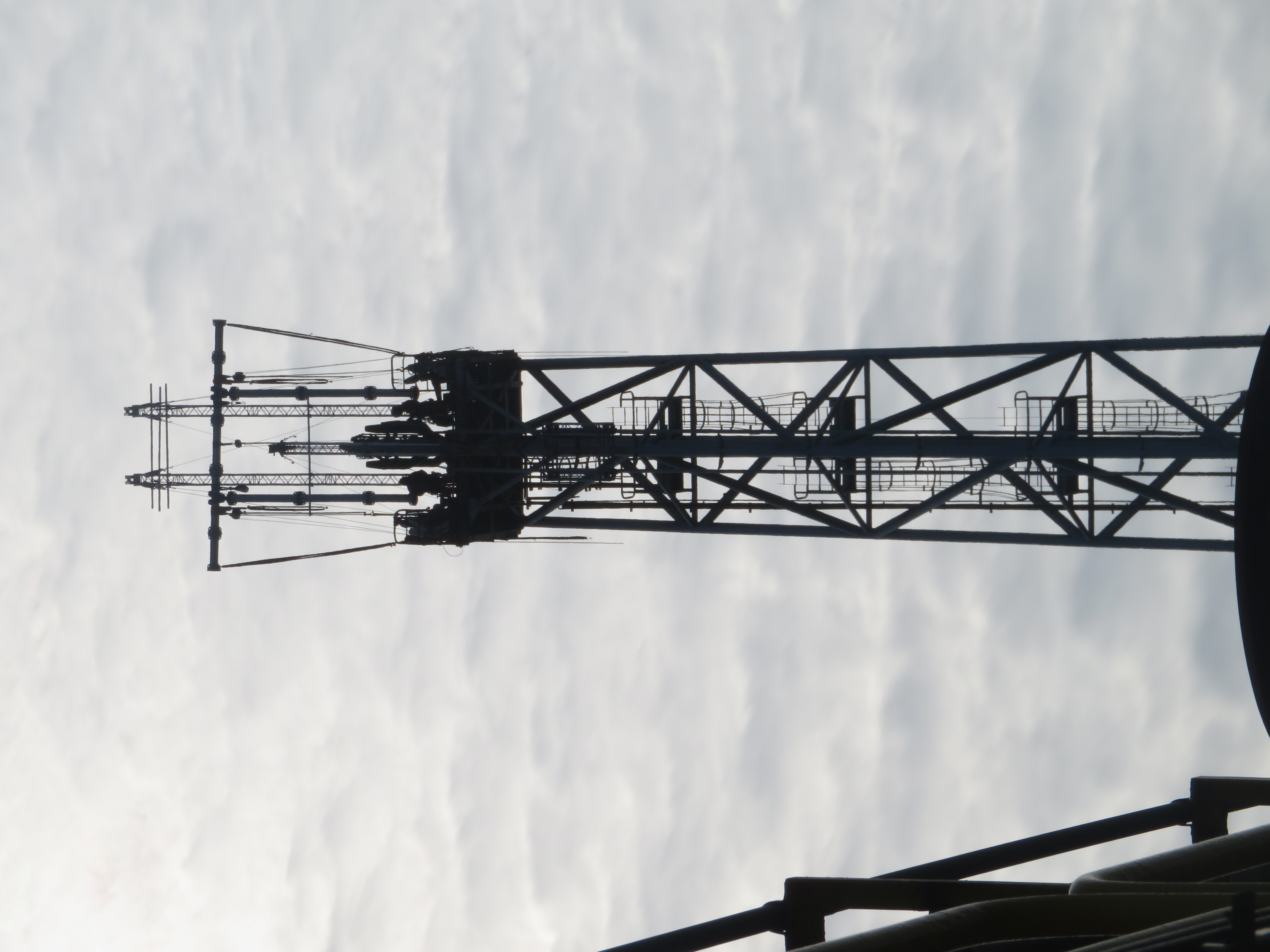 Replace flare tips using temporary lifting systems.
