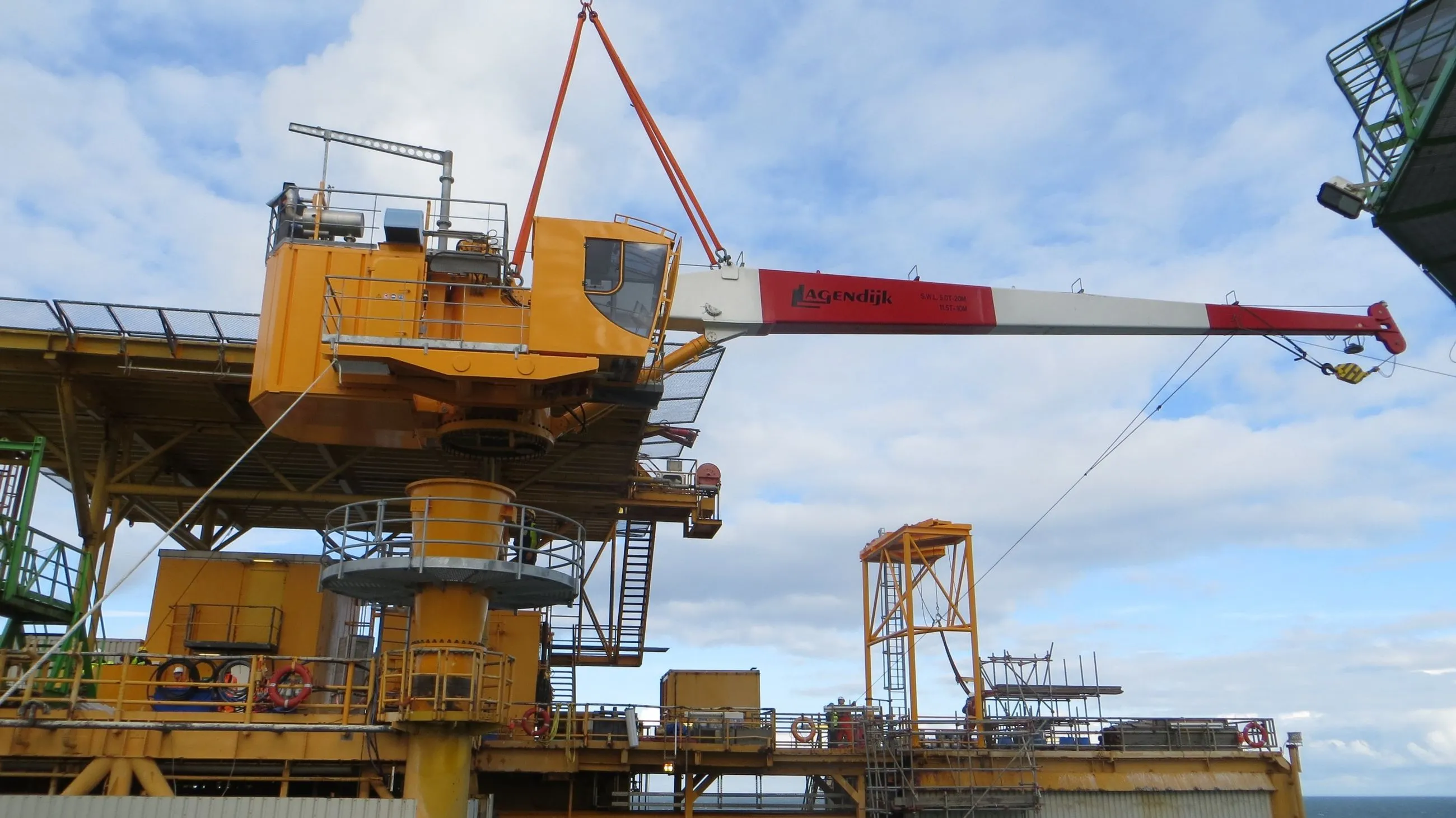 Replacing cranes requires specialists to make sure that the operation is completed as fast and as safe as possible. Contact Conbit to stand beside your project team.