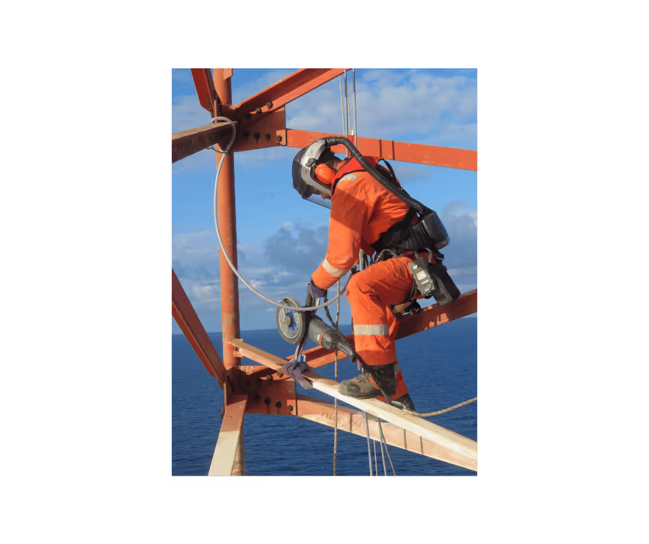  Cutting loose items is crucial post-damage from harsh weather. Conbit's Emergency Response team excels in this skill, swiftly addressing storm-induced issues onsite.