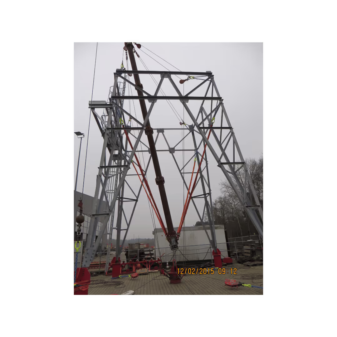 Conbit team performing a rehearsal at Wagenborg Foxdrill, practicing the dismantling process with a floating gin pole, ensuring precision and safety for offshore decommissioning projects.