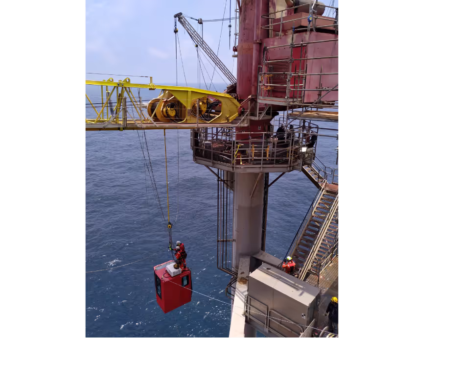 The crane cabin is lifted using a modular lifting system that is configured for this job specifically by Conbit. 