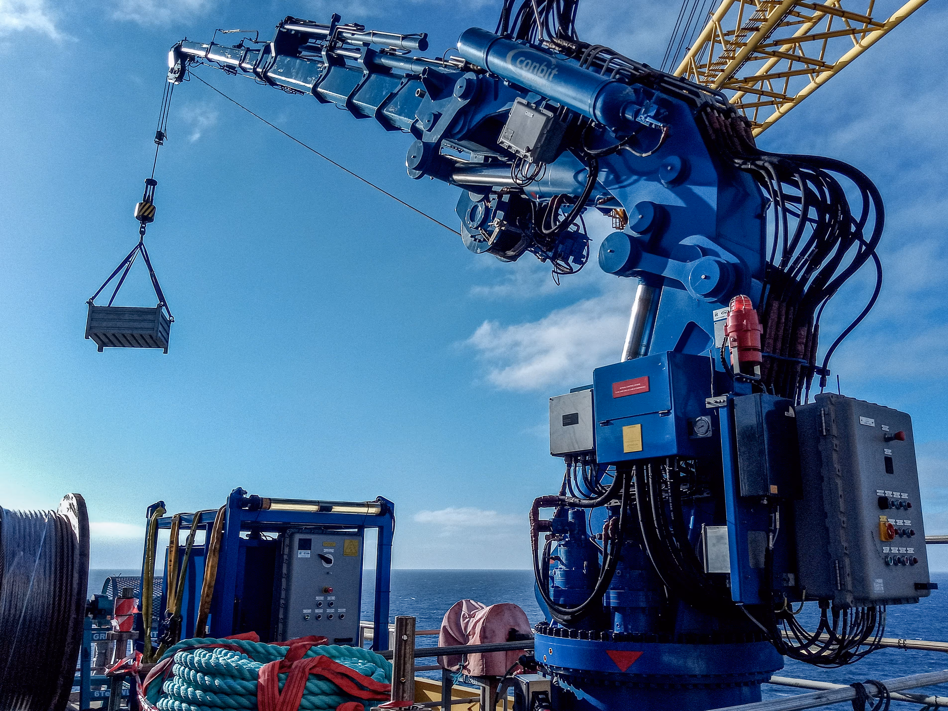Offshore lifting with Knuckle Boom Crane