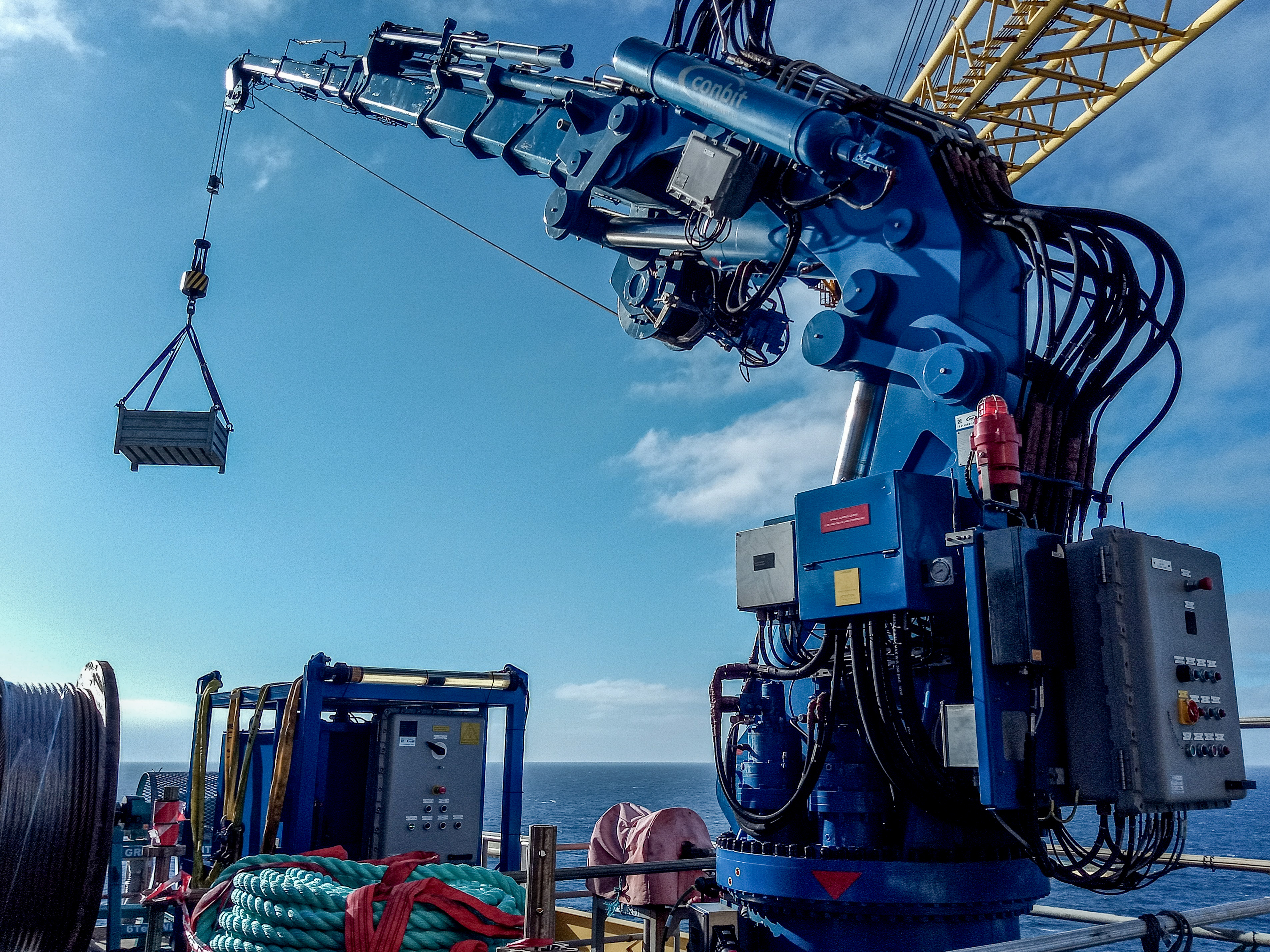 Offshore lifting with Knuckle Boom Crane