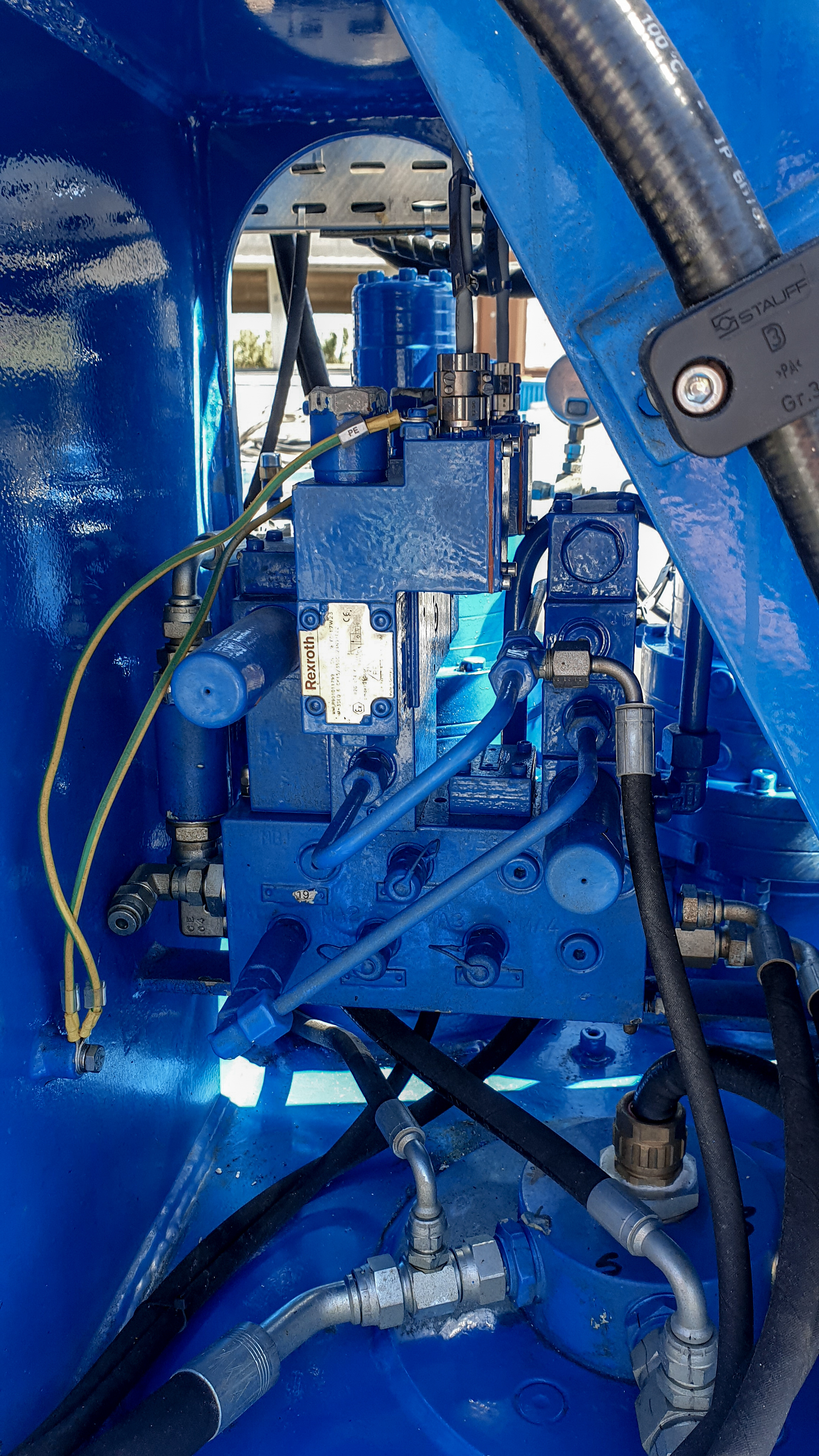 Inner workings of a knuckle boom crane